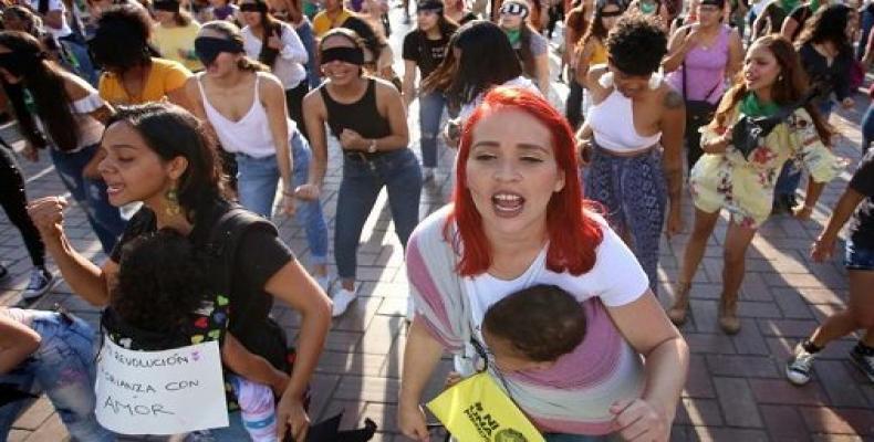 Mujeres se manifistan en Colombia, exigiendo mayor representatividad social. Foto: El Tiempo (archivo)
