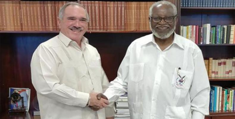 Acosta (I) y Nujoma (D) reconocieron las excelentes relaciones bilaterales y las vías para su fortalecimiento. Foto: PL