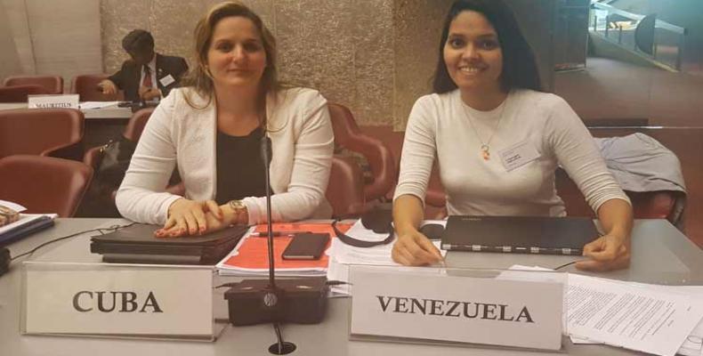 Claudia Pérez Álvarez (I) recordó que Cuba aplica plenamente el Protocolo II original. Foto: Archivo