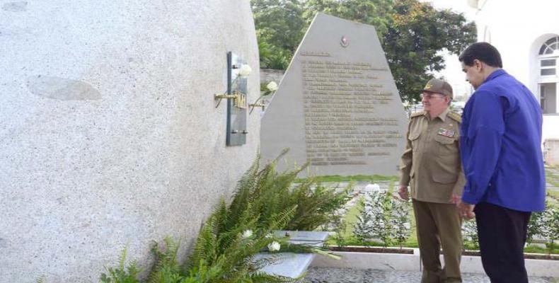 Raúl y Maduro frente a la piedra que guarda los restos de Fidel. Foto:  Estudio Revolución