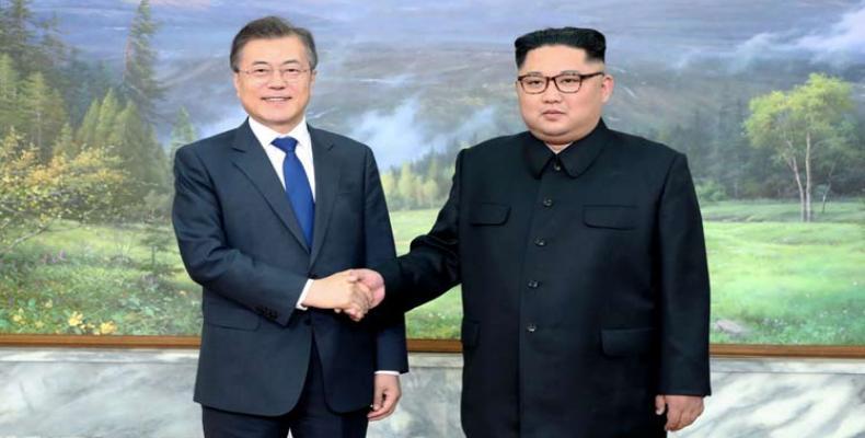 Moon Jae-in (izquierda) y Kim Jong-un, presidentes de la República de Corea y la República Popular Democrática de Corea (RPDC) respectivamente. Foto/ PL