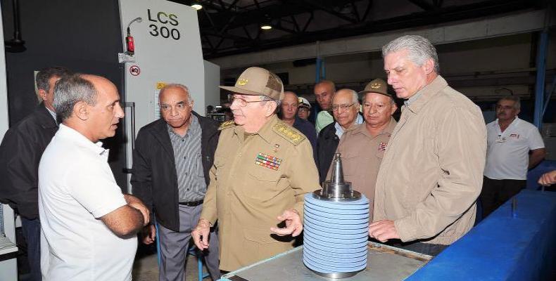Raúl Castro y Díaz-Canel en Empresa Militar Industrial, de Camagüey