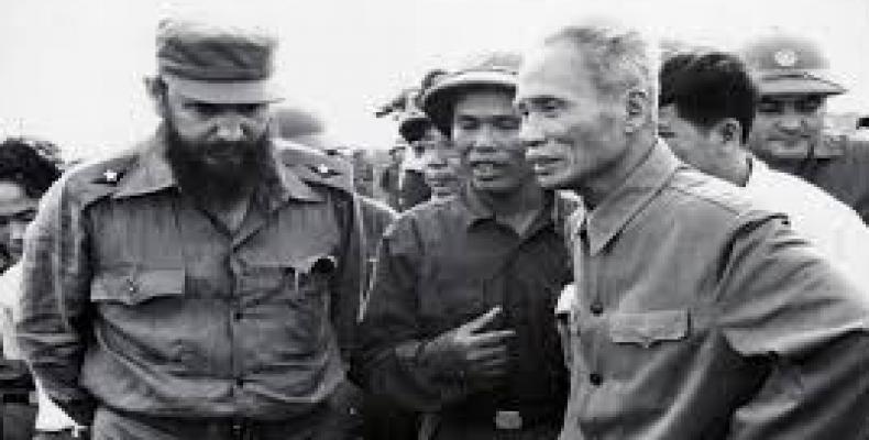 En su visita a Vietnam, en 1973, Fidel Castro (I) dialoga con  el primer ministro Pham Van Dong (D). Foto tomada de Cubadebate