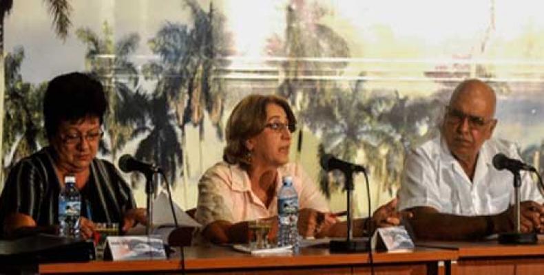 Al centro Alina Balceiro, presidenta del Consejo Electoral Nacional de Cuba
