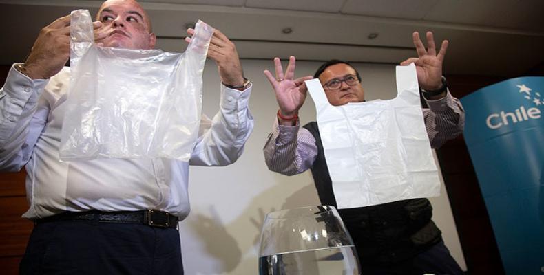 Crea empresa chilena bolsas biodegradables. Foto: Claudio Reyes / AFP