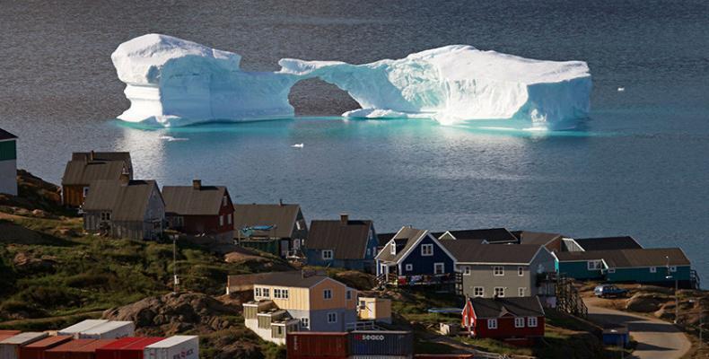 Un iceberg flota cerca de un puerto de Kulusuk, Groenlandia, Dinamarca, 1 de agosto de 2009/Bob Strong Reuters