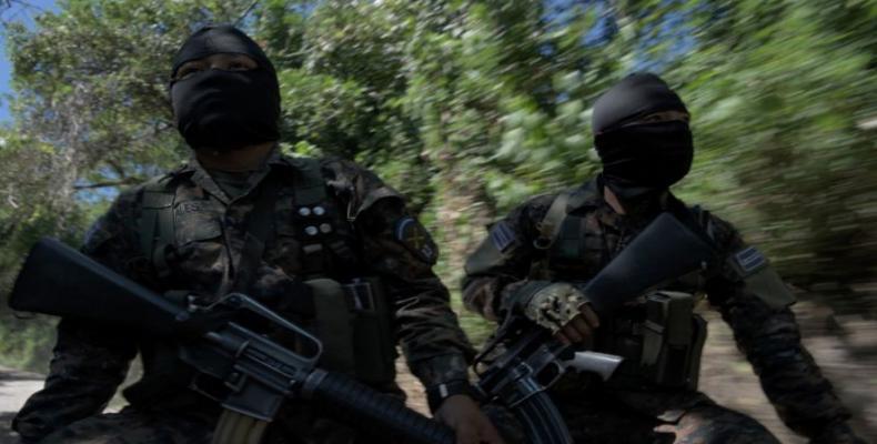 Soldiers patrol in search of gang members around the municipalities of San Martin and San Jose Guayabal, in El Salvador (AFP Photo/Marvin RECINOS)