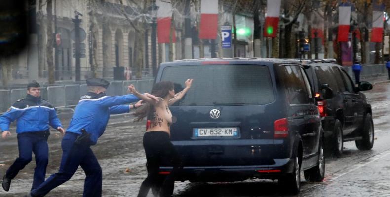 Activistas de Femen irrumpieron en topless frente a la caravana de Donald Trump en París. Foto / Infobae