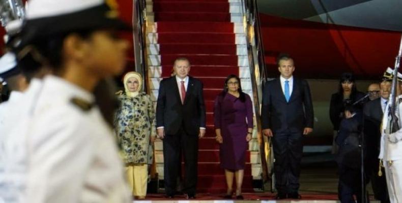 Erdogan (izq.) a su llegada a Caracas