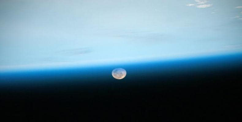 La Luna fotografiada por el astronauta Scott Kelly desde la Estación Espacial Internacional.Foto:Scott Kelly.NASA.