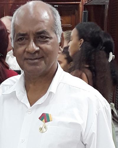 Miguel Ángel Gaínza Chacón, periodista de Santiago de Cuba durante entregan del premio periodístico Mariano Corona por Obra de la Vida