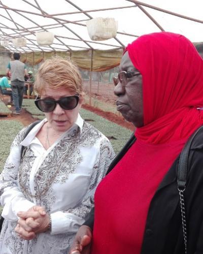 Alicia Fernández y Kujejstou Manneh, directora del Instituto de Investigaciones Hortícolas Liliana Dimítrova, y la embajadora de Gambia, respectivamente. (Foto: