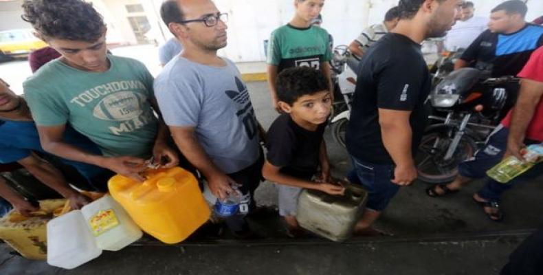 Cola de palestinos buscando combustible en Gaza