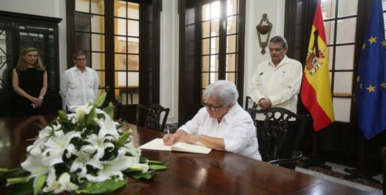 Gladys Bejerano firma el libro de condolencias. Detrás, Abelardo Moreno. Foto tomada de Cubaminrex