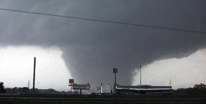 Al menos 23 muertos por tornados en Alabama. Foto: PL.