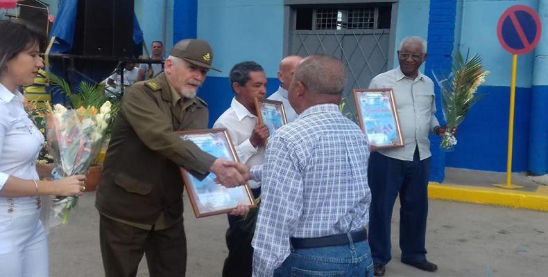 El vicepresidente cubano, Ramiro Valdés, entregó el reconocimiento por más de 50 años de labor a  trabajadores de la industria eléctrica de Artemisa.Foto:Arián