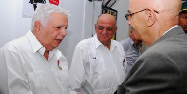 El presidente de la Upec, Antonio Moltó (d), junto a los compañeros condecorados con la Distinción Félix Elmuza:  Rolando Alfonso Borges (izq.) y el Dr. Luis Cu