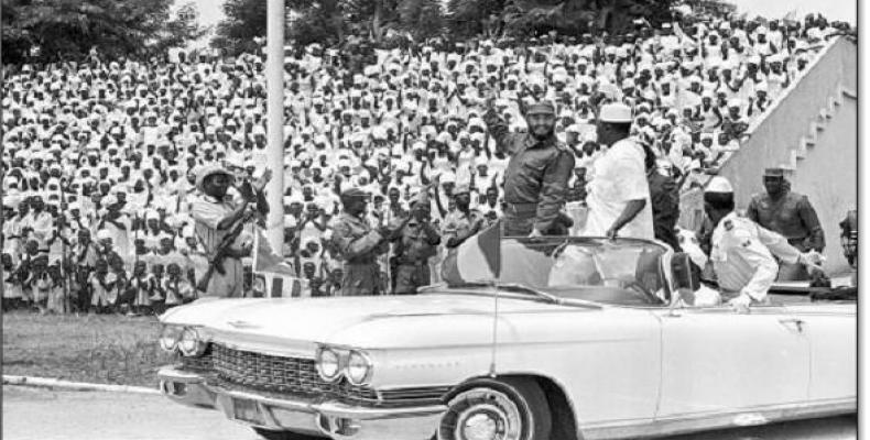 Fidel Castro durante su visita a Guinea en el estadio &quot;28 de septiembre&quot;. Lo acompaña Ahmed Sekou Touré y Agosthino Neto. 5 de mayo de 1972