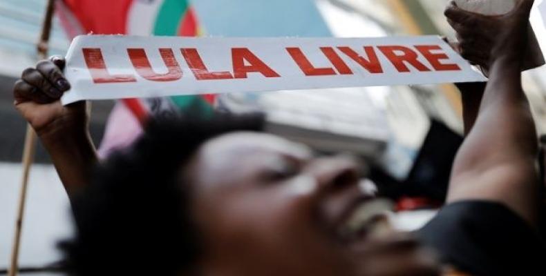 A Brazilian displays a sign reading Free Lula in Sao Paulo, Brazil, February 7, 2019.  Photo: Reuters