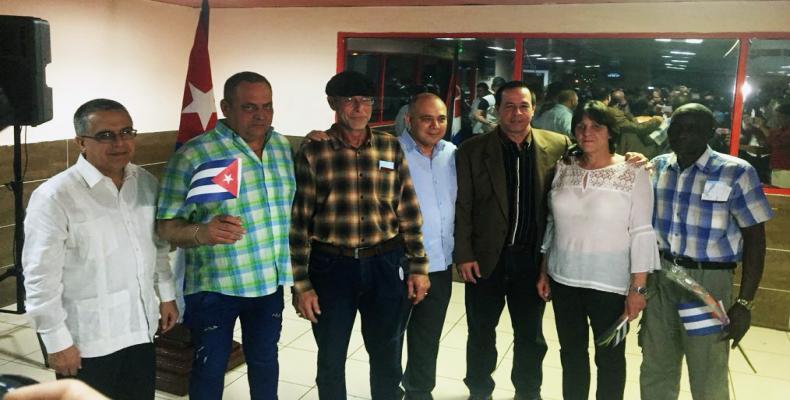 Cuban authorities welcome the four health workers who were arrested arbitrarily in El Alto last week. Twitter photo