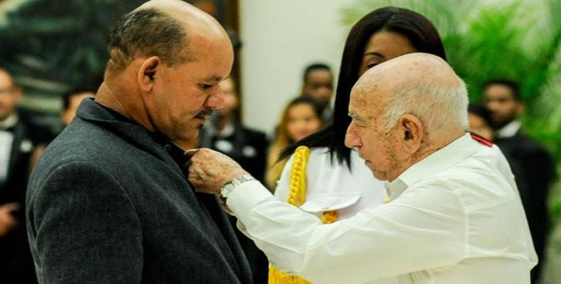 Machado Ventura condecora al obrero agrícola Alexis Guevara Sosa. Foto: Granma