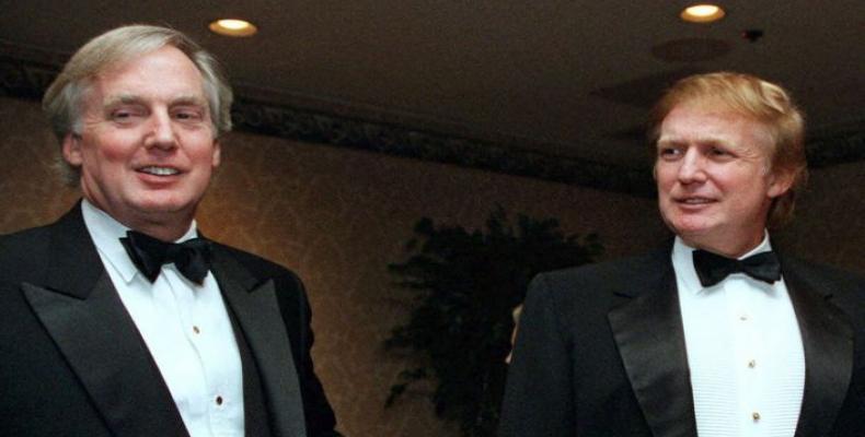 Imagen de archivo del 3 de noviembre de 1999, Robert Trump, izquierda, se reúne con el entonces promotor de bienes raíces Donald Trump en un evento en Nueva Yor