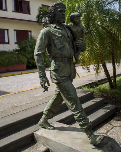La escultura llegó a Santa Clara en agosto de 1999.  Descansa a la entrada del PCC. Foto: Irene Pérez / Cubadebate