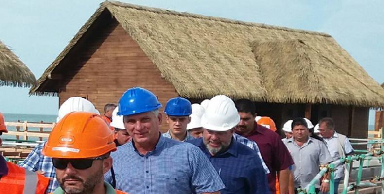 Cabañas ubicadas dentro del agua y construidas de madera y techo de guano sintético, novedades del hotel en construcción Pilar Uno.(Foto: Dalgys Zurita)