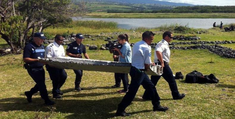 En julio pasado los equipos hallaron el fragmento de un flaperón del MH370 en la isla Reunión. (foto/EFE)