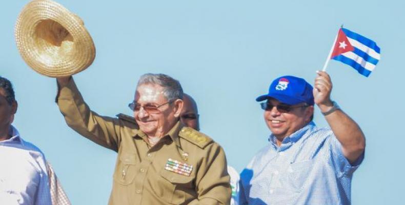 Ulises Guilarte de Nacimiento (D) junto al presidente cubano Raúl Castro (I). Foto: ACN