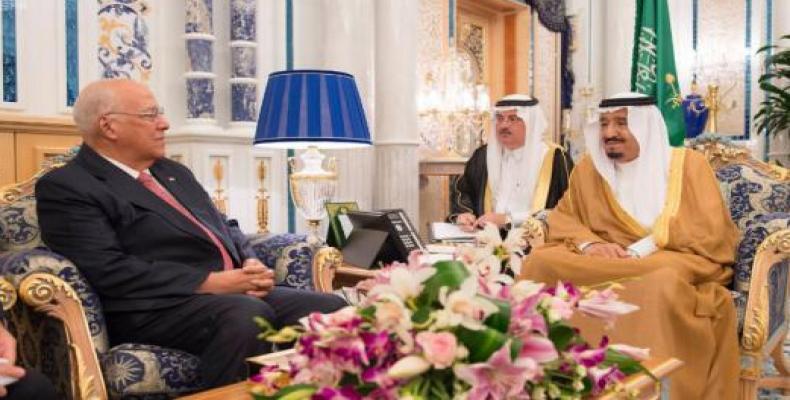 Ricardo Cabrisas (I) intercambia con el monarca saudí (D). Foto: Embacuba Arabia Saudita