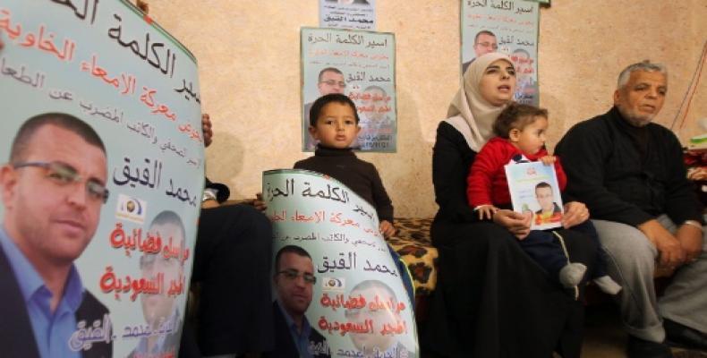 Familiares del Periodista palestino Mojamed Al Qig.  (Imágen archivo-internet)