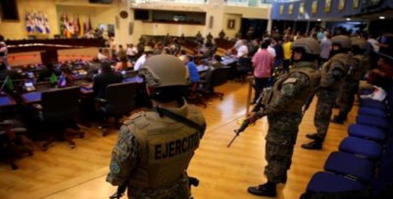 Soldados armados entraron en el salón de sesiones del Parlamento. Foto / EPA / 9 febrero 2020.