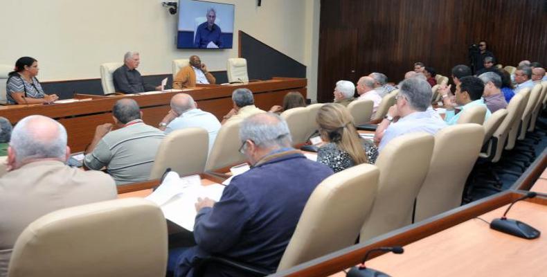 La  prezidento Miguel Díaz-Canel enkunsido pri rekuperigaj laboroj. 