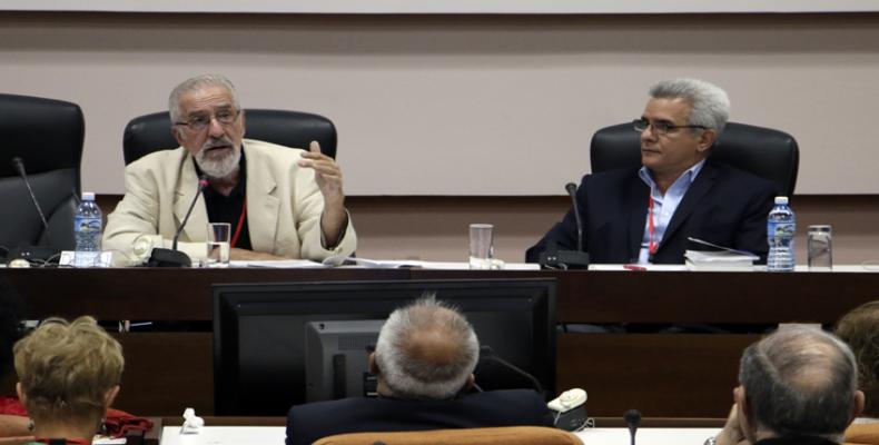 Atilio Borón, à gauche, s'adresse aux participants à la conférence Pour l'équilibre du monde
