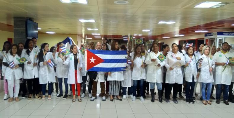 Médicos cubanos a su llegada al Aeropuerto Internacional José Martí de La Habana. Foto/ PL