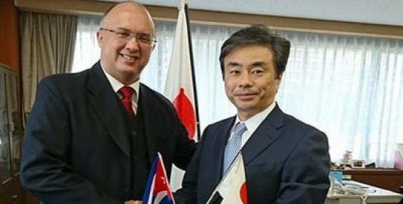 Tadao Yanase (D) recibe en Tokio a Carlos Miguel Pereira (I), embajador de Cuba en Japón. Foto tomada de Cubaminrex