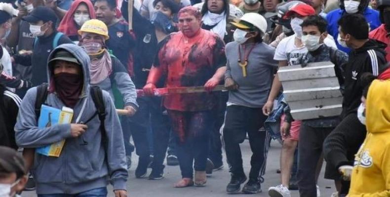 Mayor Patricia Arce was forced to &quot;parade&quot; after opponents threw red paint on her.  (Photo: Twitter/ @spermioplural)