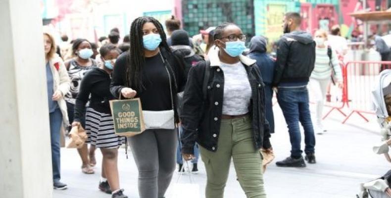 Clientas con mascarilla hcen cola para entrar en un centro comercial al este de Londres el 20 de junio de 2020. Foto/(AFP | Isabel Infantes)