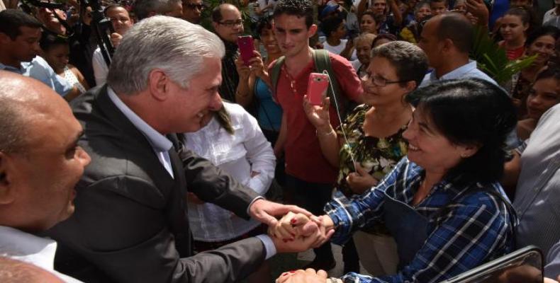 Un grupo compacto de personas salió al encuentro del dignatario y lo felicitó por su entrega. Fotos: Estudios Revolución