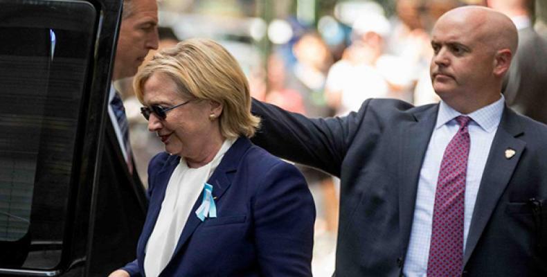 Clinton abandona el lugar del acto.  Foto AP