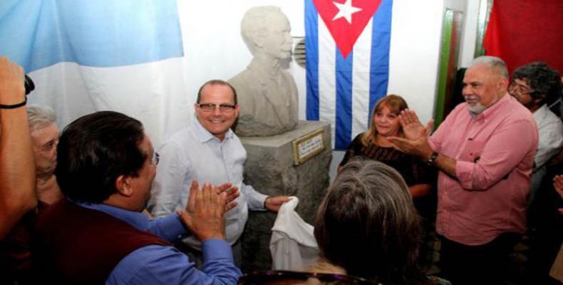 En la ceremonia, los asistentes reafirmaron las muestras de hermandad y solidaridad que unen a Argentina con Cuba. Fotos: Alberto Más