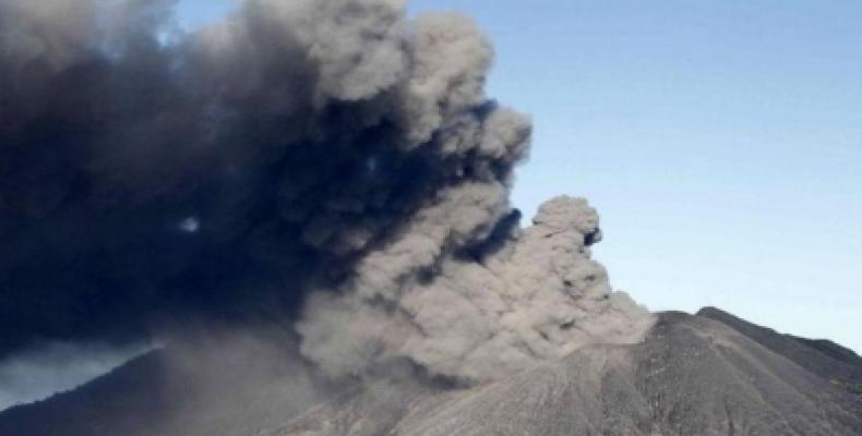El Turrialba registró una erupción a las 06:40 hora local y aún está en progreso, con una una columna que se eleva a 200 metros sobre la altura del cráter.Foto: