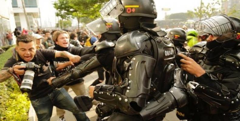 Journalist being pushed during Colombian student protests in Bogota, Colombia, Nov 15, 2018   Photo: teleSUR