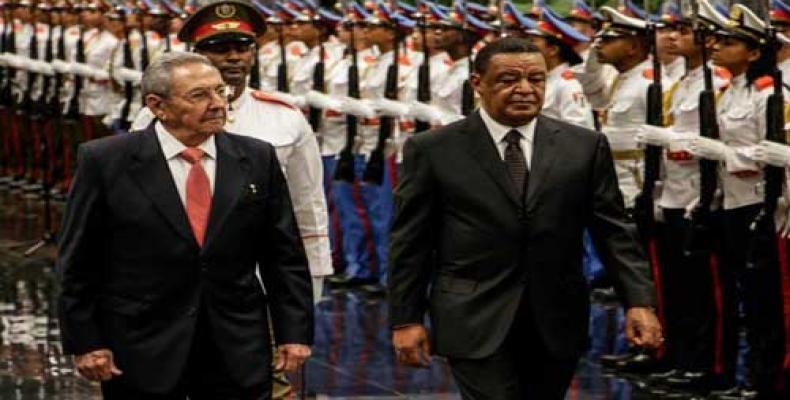 Mulatu y Raúl Castro en recibimiento oficial