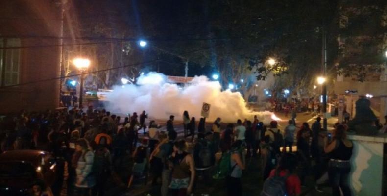 Policía reprime a mujeres argentinas frente a catedral de Rosario