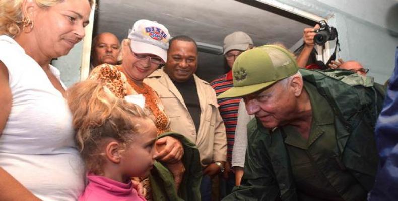 Quintas Solá dialoga con pobladores de Real Campiña, en el municipio cienfueguero de Aguada de Pasajeros.  Foto: Modesto Gutiérrez/ACN