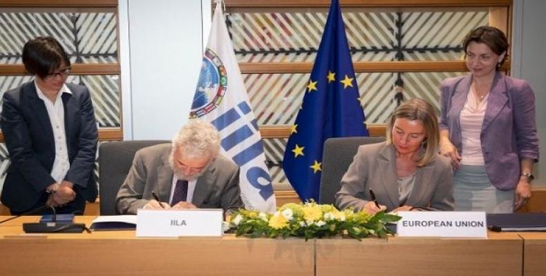 Delegates of EU and CELAC sign a joint statement after two days of meetings in Brussels.   Photo: Twitter / @sabellosi