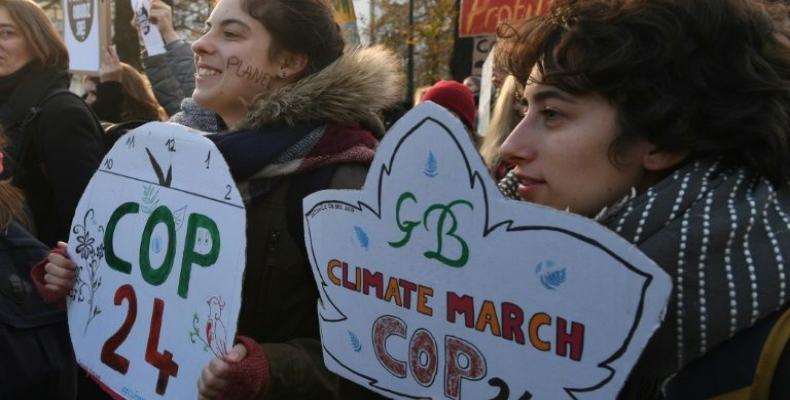 Manifestantes sostienen carteles durante una marcha por el clima con motivo de la COP24, el 8 de diciembre en Katowice (Polonia)