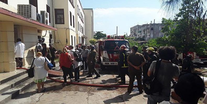 Combatientes del Cuerpo de Bomberos de Cuba sofocaron el incendio ocurrido en el Instituto Nacional de Oncología y Radiobiología (INOR)